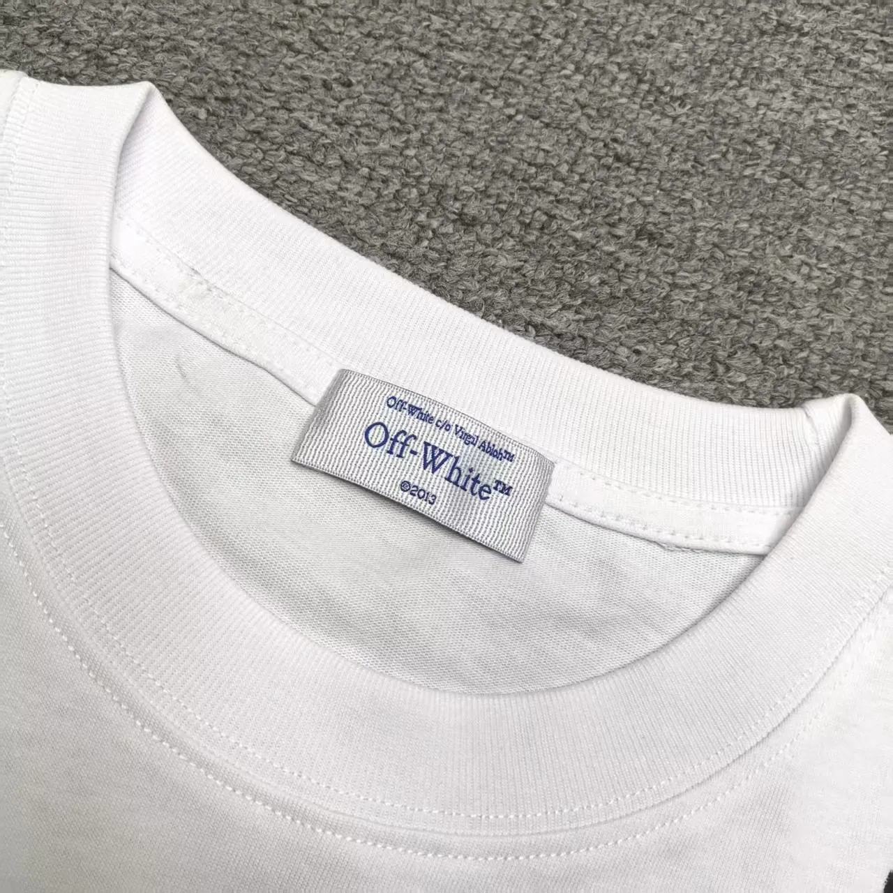 The top proven version OFF-WHI* 25SS new printed short-sleeves, loose fit, the same style for male and female couples stars. American designer Virgil Abloh founded the luxury street brand Off-White based on the pop culture of the younger generation. Walking between street culture and high-end fashion, contemporary elements are used to interpret youth culture, and fine workmanship is used to interpret trendy clothing. Photos, paintings and eye-catching graphic printing are all sources of inspiration for the designer. 32 counts of 260g double yarn pure cotton fabric, the printing uses Kornit digital direct injection technology, and the picture is clear. The white glue base ensures the firmness of the printing, and machine washing is stress-free - 1:1 original mold opening, ZP development, perfectly restored to the original version, produced by a large factory, not produced by a small factory on the market, fine wiring, top-notch craftsmanship, welcome to compare - A full set of customized accessories for collar labels, hang tags, and wash water labels - Exclusive logo packaging - No matter age, body shape or gender, it is very suitable for both men and women. All details are real photos, buy with confidence. Color: Black White Size: S-XL P;120